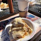 Bei der Julian Pie Company gibt es selbstgebackenen Apfelkuchen mit Vanilleeis