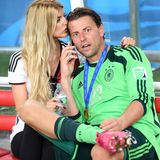 Bei der WM in Brasilien kam er nicht zum Einsatz und insgesamt bestritt er nur fünf Länderspiele für die deutsche Nationalmannschaft - trotzdem gehört Roman Weidenfeller zu den Fußballweltmeistern von 2014. In diesem Herbst ereilte den 38-Jährigen der Weltmeisterfluch: Weidenfeller und seine Frau Lisa haben sich getrennt. Seit 2010 war das Paar liiert, ein Jahr später wurde geheiratet. Um ihren 2016 geborenen Sohn Leonard wollen sie sich weiterhin gemeinsam kümmern.