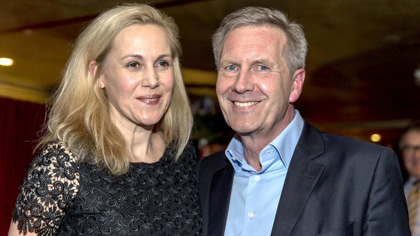 Von Juni 2010 bis Februar 2012 war Christian Wulff deutscher Bundespräsident und seine Frau Bettina die bis dato jüngste First Lady des Landes. Nach seinem Rücktritt scheiterte auch die Ehe des Paares: 2013 gaben die Wulffs ihre Trennung bekannt, doch die Scheidung wurde gestoppt. 2015 trauten sie sich sogar noch kirchlich. Doch nun folgte die erneute Trennung im Herbst dieses Jahres. Das Paar hat einen gemeinsamen zehn Jahre alten Sohn. Bettina Wulff brachte außerdem einen älteren Sohn mit in die Ehe, Christian Wulff hat aus seiner ersten Ehe eine erwachsene Tochter.