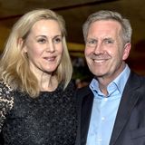 Von Juni 2010 bis Februar 2012 war Christian Wulff deutscher Bundespräsident und seine Frau Bettina die bis dato jüngste First Lady des Landes. Nach seinem Rücktritt scheiterte auch die Ehe des Paares: 2013 gaben die Wulffs ihre Trennung bekannt, doch die Scheidung wurde gestoppt. 2015 trauten sie sich sogar noch kirchlich. Doch nun folgte die erneute Trennung im Herbst dieses Jahres. Das Paar hat einen gemeinsamen zehn Jahre alten Sohn. Bettina Wulff brachte außerdem einen älteren Sohn mit in die Ehe, Christian Wulff hat aus seiner ersten Ehe eine erwachsene Tochter.