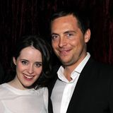 Schauspielerin Claire Foy gab im Februar die Trennung von ihrem Mann und Kollegen Stephen Campbell Moore bekannt. Die beiden hatten sich 2011 bei Dreharbeiten kennengelernt und 2014 geheiratet. Ein Jahr später wurde die gemeinsame Tochter Ivy geboren. Tragisch: Kurz vor der Trennung musste sich Campbell Moore einen Hirntumor entfernen lassen. Es war bereits der zweite riskante Eingriff innerhalb von fünf Jahren. Schon 2012 wurde bei dem Schauspieler ein walnussgroßer Tumor im Gehirn diagnostiziert. Damals waren Foy und Campbell Moore erst seit wenigen Monaten ein Paar.