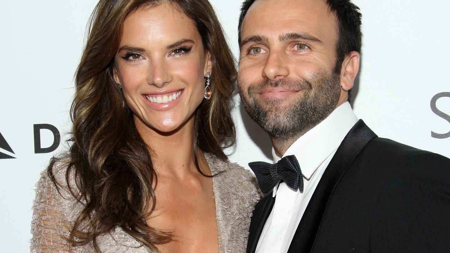 Seit zehn Jahren waren Alessandra Ambrosio und Jamie Mazur verlobt, doch geheiratet haben das brasilianische Supermodel und der amerikanische Geschäftsmann nie. Stattdessen folgte nun in diesem Frühjahr die Trennung. Das Paar hat zwei gemeinsame Kinder, Tochter Anja und Sohn Noah. 