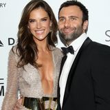 Seit zehn Jahren waren Alessandra Ambrosio und Jamie Mazur verlobt, doch geheiratet haben das brasilianische Supermodel und der amerikanische Geschäftsmann nie. Stattdessen folgte nun in diesem Frühjahr die Trennung. Das Paar hat zwei gemeinsame Kinder, Tochter Anja und Sohn Noah. 