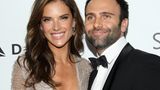 Seit zehn Jahren waren Alessandra Ambrosio und Jamie Mazur verlobt, doch geheiratet haben das brasilianische Supermodel und der amerikanische Geschäftsmann nie. Stattdessen folgte nun in diesem Frühjahr die Trennung. Das Paar hat zwei gemeinsame Kinder, Tochter Anja und Sohn Noah. 