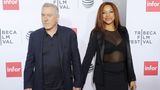 Schauspieler Robert De Niro war seit 1997 mit seiner zweiten Frau Grace Hightower verheiratet. In Hollywood eine halbe Ewigkeit. Doch im November bestätigte der 75-Jährige die Trennung nach 21 gemeinsamen Jahren. De Niro hatte Hightower 1987 in London kennengelernt, wo sie in einem Restaurant arbeitete. Die beiden heirateten 1997 und haben gemeinsam Sohn Elliott (20) und Tochter Helen Grace (6). De Niro hatte sich 1999 bereits scheiden lassen und das Sorgerecht für seinen Sohn einklagen wollen. Die beiden legten den Streit aber bei und erneuerten ihr Eheversprechen im Jahr 2004.
