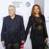 Schauspieler Robert De Niro war seit 1997 mit seiner zweiten Frau Grace Hightower verheiratet. In Hollywood eine halbe Ewigkeit. Doch im November bestätigte der 75-Jährige die Trennung nach 21 gemeinsamen Jahren. De Niro hatte Hightower 1987 in London kennengelernt, wo sie in einem Restaurant arbeitete. Die beiden heirateten 1997 und haben gemeinsam Sohn Elliott (20) und Tochter Helen Grace (6). De Niro hatte sich 1999 bereits scheiden lassen und das Sorgerecht für seinen Sohn einklagen wollen. Die beiden legten den Streit aber bei und erneuerten ihr Eheversprechen im Jahr 2004.