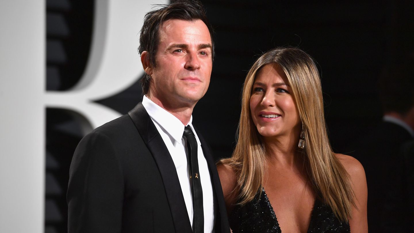 Nur zwei Jahre hielt die Ehe von Justin Theroux und Jennifer Aniston. Anfang des Jahres gaben die beiden Schauspieler ihre Trennung bekannt. Sie hatten sich 2008 bei den Dreharbeiten zum Film "Tropic Thunder" in Hawaii kennengelernt. 2011 wurden sie ein Paar, im August 2015 heirateten sie.