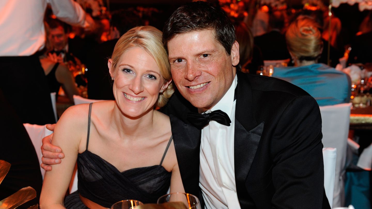 Im Juni wurde die Trennung von Jan Ullrich und seiner Frau Sara bekannt. Sie war mit den drei gemeinsamen Söhnen aus der Villa auf Mallorca ausgezogen und zurück nach Deutschland gegangen. Das ganze Drama in Ullrichs Leben offenbarte sich in den folgenden Monaten: Festnahme, Ermittlungen wegen des Verdacht auf versuchten Totschlag und gefährliche Körperverletzung, Zwangseinweisung in die Psychiatrie. Der Ex-Radprofi verleugnete ein Drogen- und Alkoholproblem, entschied sich aber schließlich doch zu einer Therapie, um sein Leben wieder in den Griff zu bekommen.