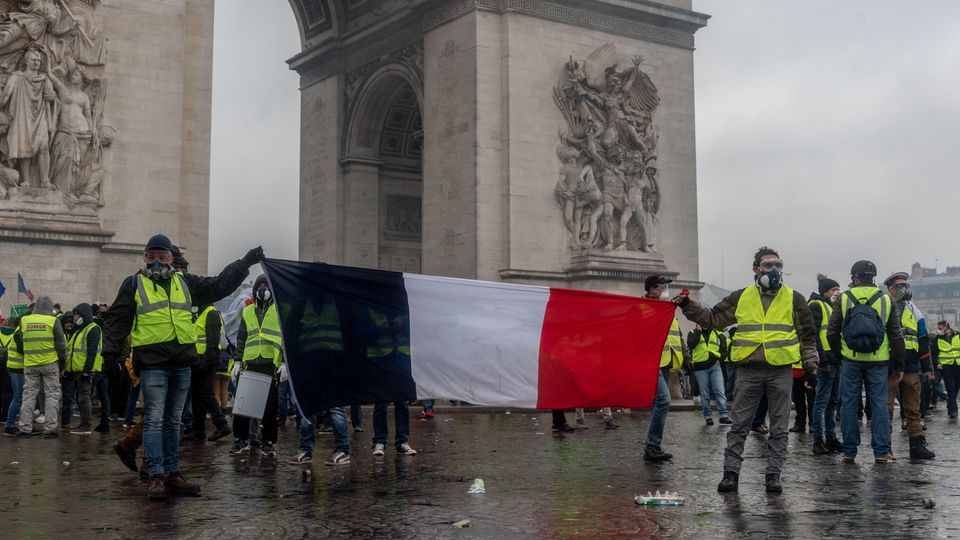 Mitglieder der "Gelbwesten" demonstrieren vor dem Triumphbogen in Paris