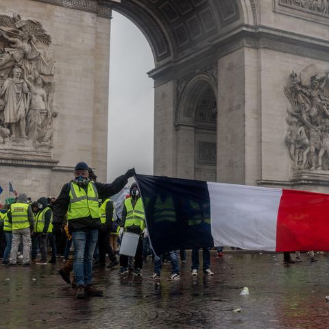 Mitglieder der "Gelbwesten" demonstrieren vor dem Triumphbogen in Paris