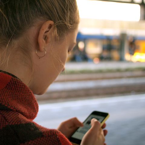 Mädchen mit Handy in der Hand