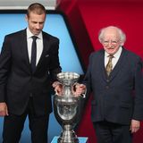 Warum führt die Uefa einen weiteren Wettbewerb ein?  Der Wunsch nach einem neuen Wettbewerb kam von den in der European Club Association ECA organisierten Vereinen und speziell aus den Schwellenländern des europäischen Fußballs. Teams aus Ländern wie Rumänien, Österreich, Schweden oder Ungarn versprechen sich durch diesen Wettbewerb Zugang zu den prall gefüllten Geldtöpfen des Europacups, aber auch die Chance, in einem internationalen Wettbewerb länger dabei zu sein als nur in der Qualifikation oder bestenfalls der Gruppenphase. Die Uefa um Präsident Aleksander Ceferin (links) nahm das Begehr gerne auf - neue Formate versprechen noch mehr Einnahmen.