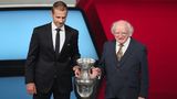 Warum führt die Uefa einen weiteren Wettbewerb ein?  Der Wunsch nach einem neuen Wettbewerb kam von den in der European Club Association ECA organisierten Vereinen und speziell aus den Schwellenländern des europäischen Fußballs. Teams aus Ländern wie Rumänien, Österreich, Schweden oder Ungarn versprechen sich durch diesen Wettbewerb Zugang zu den prall gefüllten Geldtöpfen des Europacups, aber auch die Chance, in einem internationalen Wettbewerb länger dabei zu sein als nur in der Qualifikation oder bestenfalls der Gruppenphase. Die Uefa um Präsident Aleksander Ceferin (links) nahm das Begehr gerne auf - neue Formate versprechen noch mehr Einnahmen.