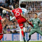 Wie weit ist es noch zu einer europäischen Super League?  Die drei Wettbewerbe haben Elemente einer europäischen Liga. Vor den K.o.-Phasen rutschen Teams in die tieferen Klassen ab. Die Sieger von Europa League und EL 2 bekommen in der folgenden Spielzeit das Startrecht in der höheren Klasse. Und die Endspiele werden Ende Mai zu einer Europapokal-Festwoche: mittwochs EL 2, donnerstags Europa League und samstags Champions League.