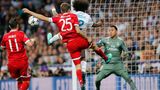 Wie weit ist es noch zu einer europäischen Super League?  Die drei Wettbewerbe haben Elemente einer europäischen Liga. Vor den K.o.-Phasen rutschen Teams in die tieferen Klassen ab. Die Sieger von Europa League und EL 2 bekommen in der folgenden Spielzeit das Startrecht in der höheren Klasse. Und die Endspiele werden Ende Mai zu einer Europapokal-Festwoche: mittwochs EL 2, donnerstags Europa League und samstags Champions League.