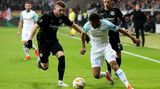 Wie funktioniert die Europa League 2?  Das Modell ist relativ simpel. 32 Teams qualifizieren sich nach einem nationalen Verteilungsschlüssel für die Gruppenphase, in der in acht Gruppen mit je vier Teams in Hin- und Rückspielen gespielt wird. Die Gruppenersten sind direkt für das Achtelfinale qualifiziert. Die Gruppenzweiten spielen in einer Zwischenrunde mit den Gruppendritten der Europa League weitere acht Teilnehmer des Achtelfinals aus. Anschließend geht es im K.o.-Prinzip weiter bis zum Finale.