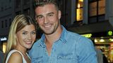 Bachelorette Nadine Klein entschied sich im Finale für Fitnesstrainer Alex Hindersmann, doch nur zwei Monate nach der TV-Ausstrahlung gab sie ihm den Laufpass. Der 29-Jährige verkündete das Beziehungs-Aus auf seinem Instagram-Account. "Nadine und mir ist es wichtig, dass ihr persönlich von uns erfahrt, dass wir leider kein Paar mehr sind. Wir haben in den letzten Tagen und Wochen, im richtigen Leben gemerkt, dass wir in vielen Dingen einfach unterschiedlich ticken. Für Nadine war das leider keine ausreichende Basis für eine Beziehung", schrieb Hindersmann Anfang November.