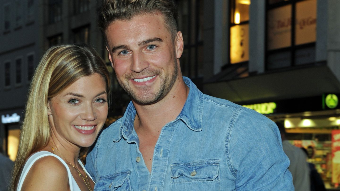 Bachelorette Nadine Klein entschied sich im Finale für Fitnesstrainer Alex Hindersmann, doch nur zwei Monate nach der TV-Ausstrahlung gab sie ihm den Laufpass. Der 29-Jährige verkündete das Beziehungs-Aus auf seinem Instagram-Account. "Nadine und mir ist es wichtig, dass ihr persönlich von uns erfahrt, dass wir leider kein Paar mehr sind. Wir haben in den letzten Tagen und Wochen, im richtigen Leben gemerkt, dass wir in vielen Dingen einfach unterschiedlich ticken. Für Nadine war das leider keine ausreichende Basis für eine Beziehung", schrieb Hindersmann Anfang November.