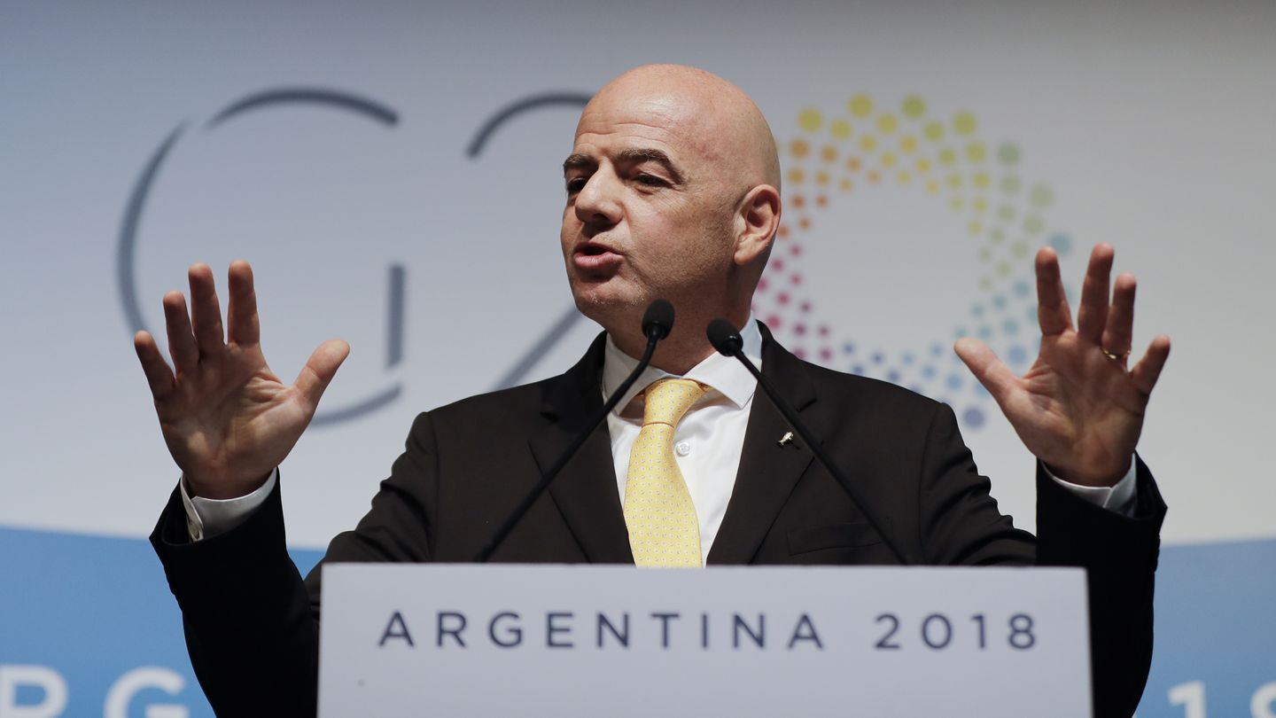 Internationaler Fußball: Mit welchen Wettbewerbs-Erweiterungen müssen Fans noch rechnen? Bei der Uefa gibt es vorerst keine neuen Wettbewerbe in Planung. Aber spätestens im März 2019 wird Gianni Infantino seine Projekte finalisieren wollen. Der Fifa-Chef drängt auf eine reformierte Club-WM mit 24 statt sieben Teams und auf eine globale Nations League, in der die Kontinentalchampions der sechs Konföderationen eine Mini-WM bestreiten. Noch nicht vom Tisch ist auch die Erhöhung der WM-Teilnehmer von 32 auf 48 bereits bei der WM 2022 in Katar. Mit welchen Wettbewerbs-Erweiterungen müssen Fans noch rechnen? Bei der Uefa gibt es vorerst keine neuen Wettbewerbe in Planung. Aber spätestens im März 2019 wird Gianni Infantino seine Projekte finalisieren wollen. Der Fifa-Chef drängt auf eine reformierte Club-WM mit 24 statt sieben Teams und auf eine globale Nations League, in der die Kontinentalchampions der sechs Konföderationen eine Mini-WM bestreiten. Noch nicht vom Tisch ist auch die Erhöhung der WM-Teilnehmer von 32 auf 48 bereits bei der WM 2022 in Katar.