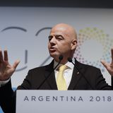 Mit welchen Wettbewerbs-Erweiterungen müssen Fans noch rechnen?  Bei der Uefa gibt es vorerst keine neuen Wettbewerbe in Planung. Aber spätestens im März 2019 wird Gianni Infantino seine Projekte finalisieren wollen. Der Fifa-Chef drängt auf eine reformierte Club-WM mit 24 statt sieben Teams und auf eine globale Nations League, in der die Kontinentalchampions der sechs Konföderationen eine Mini-WM bestreiten. Noch nicht vom Tisch ist auch die Erhöhung der WM-Teilnehmer von 32 auf 48 bereits bei der WM 2022 in Katar.