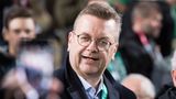 Wie ist die Haltung von UEFA-Vizepräsident und DFB-Chef Reinhard Grindel?  Ein Freund der sich immer schneller drehenden Fußball-Spirale ist der DFB-Boss nicht. Auch die EL 2 ist kein Lieblingsprojekt von Grindel. Er stimmte im Exko dennoch für die Einführung - aus politischen Gründen. Wenige Wochen nach dem EM-Zuschlag für 2024 das erste größere Projekt des Wahlvolks aus den kleinen Verbänden abzulehnen, hätte ihm als Signal der Arroganz ausgelegt werden können. Da die Folgen für den deutschen Fußball überschaubar bleiben, konnte Grindel wie seine Kollegen aus England oder Italien zustimmen und dies als Zeichen der Solidarität mit den kleinen und mittleren Verbänden verkaufen.