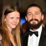 Im Oktober 2016 haben Mia Goth und Shia LaBeouf in Las Vegas geheiratet. Rund zwei Jahre später wollen sich die Schauspieler nun wieder scheiden lassen. Angeblich hat er bereits eine Neue: Der 32-Jährige soll mit der britischen Sängerin FKA twigs liiert sein.
