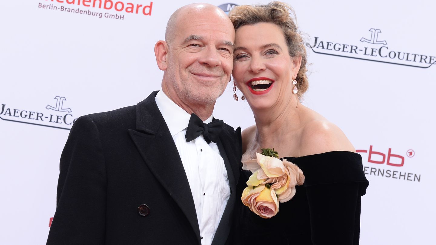 Sie waren das Traumpaar der deutschen Theaterbranche und spielten beide "Tatort"-Kommissare: Margarita Broich und Martin Wuttke. Nach 25 Jahren ist ihre Ehe gescheitert, man habe sich freundschaftlich getrennt, bestätigte Broich. Die beiden haben zwei gemeinsame Söhne: Hans und Franz.