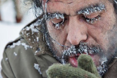 Ein Mann friert im Freien