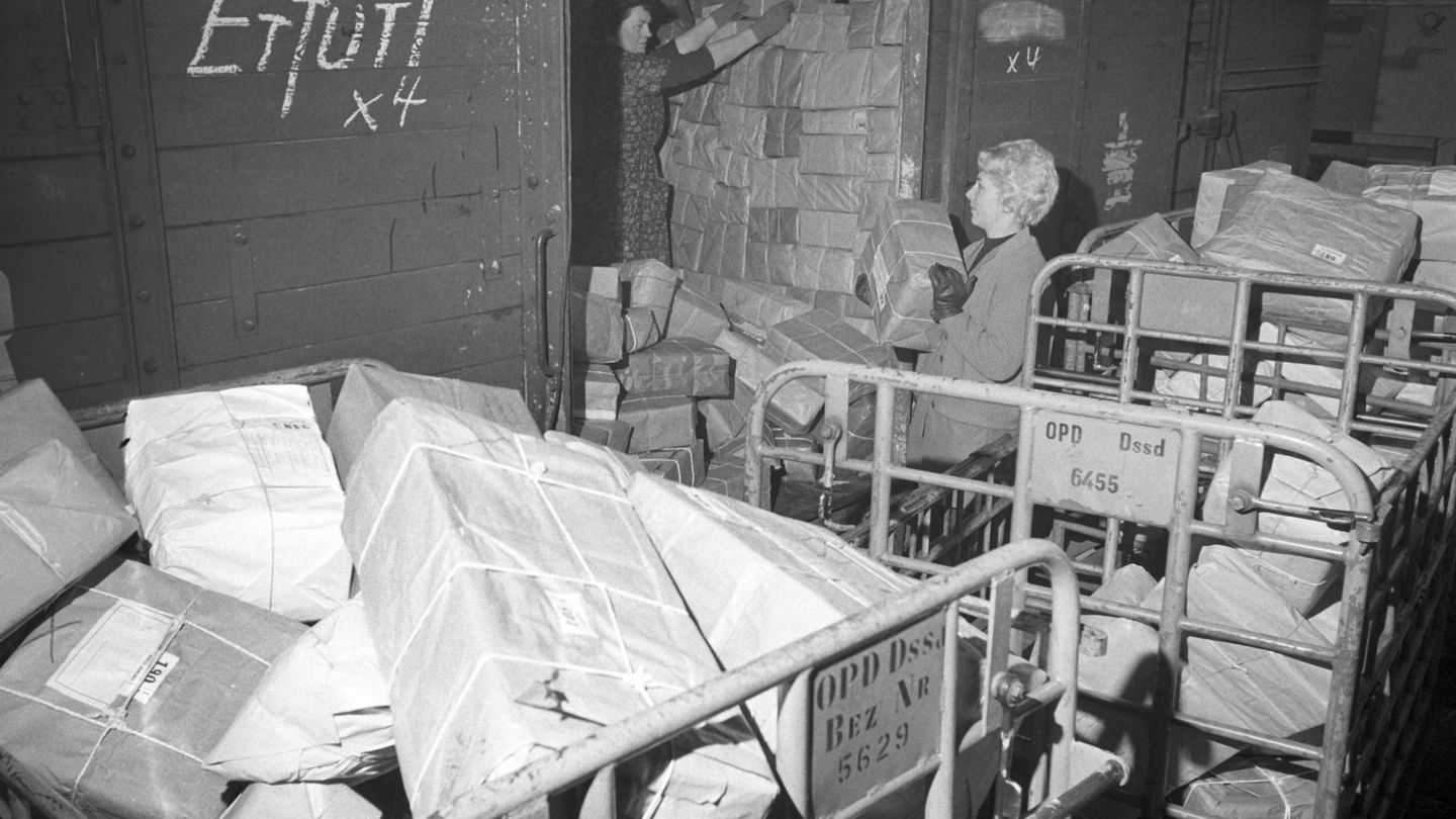 Früherer DDR-Postminister: Warum die Stasi systematisch Westpakete plünderte