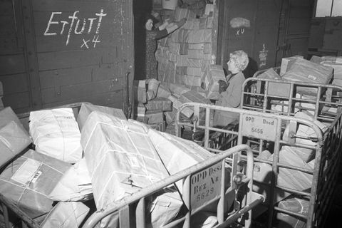 Früherer DDR-Postminister: Warum die Stasi systematisch Westpakete plünderte