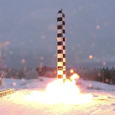 Dieses im März dieses Jahres vom russischen Fernsehsender RU-RTR via AP zur Verfügung gestellte Standbild zeigt den Teststart einer neuen Sarmat-Interkontinentalrakete. Nuklear bestückbare Interkontinentalraketen mit unbegrenzter Reichweite sind ein Beispiel aus einem ganzen Arsenal neuer atomarer Waffen, das Präsident Putin seinerzeit in seiner Rede an die Nation präsentierte.