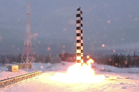Dieses im März dieses Jahres vom russischen Fernsehsender RU-RTR via AP zur Verfügung gestellte Standbild zeigt den Teststart einer neuen Sarmat-Interkontinentalrakete. Nuklear bestückbare Interkontinentalraketen mit unbegrenzter Reichweite sind ein Beispiel aus einem ganzen Arsenal neuer atomarer Waffen, das Präsident Putin seinerzeit in seiner Rede an die Nation präsentierte.