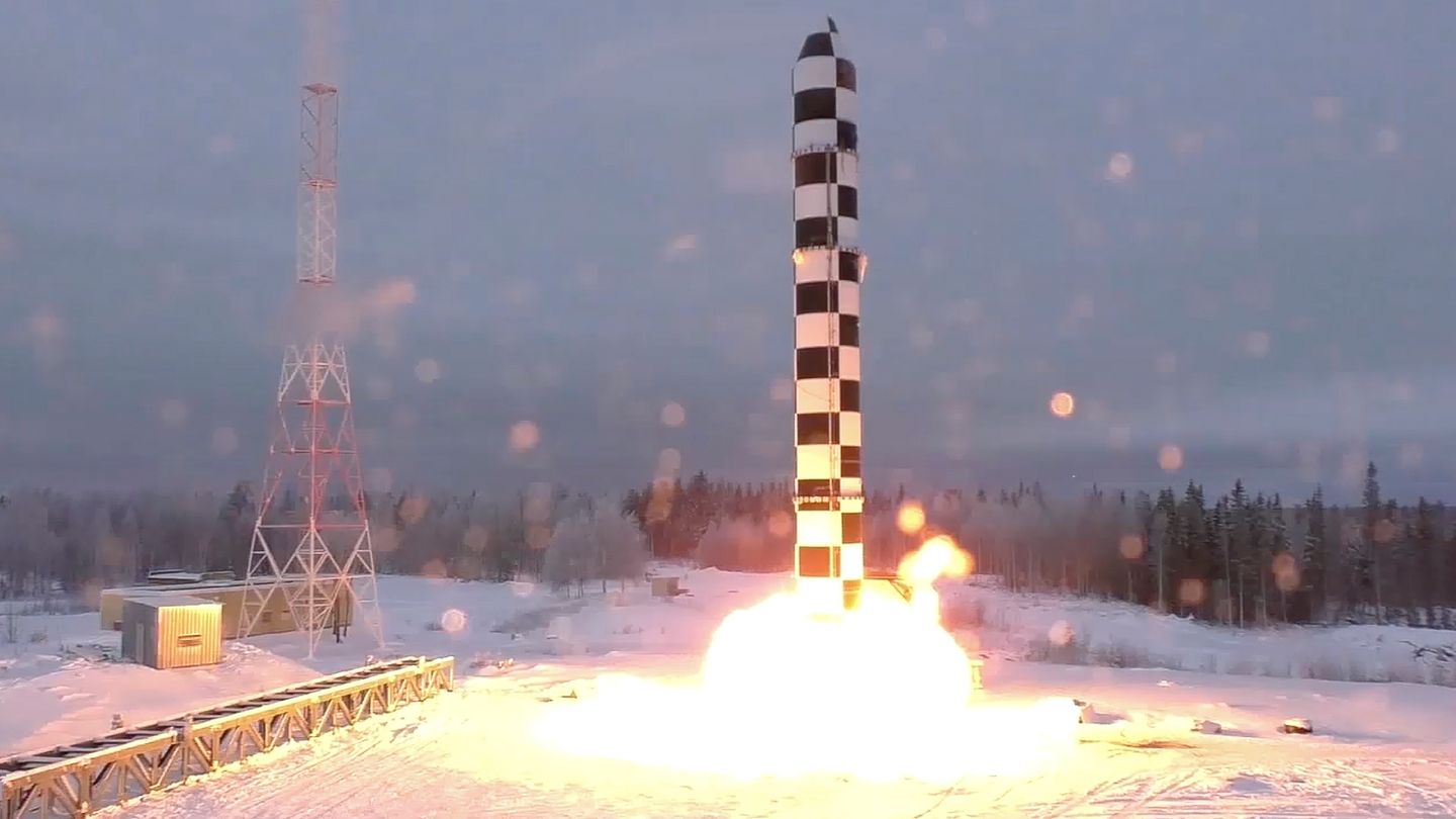 Dieses im März dieses Jahres vom russischen Fernsehsender RU-RTR via AP zur Verfügung gestellte Standbild zeigt den Teststart einer neuen Sarmat-Interkontinentalrakete. Nuklear bestückbare Interkontinentalraketen mit unbegrenzter Reichweite sind ein Beispiel aus einem ganzen Arsenal neuer atomarer Waffen, das Präsident Putin seinerzeit in seiner Rede an die Nation präsentierte.
