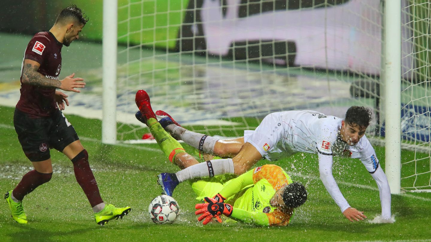 ... durch Kai Havertz in Führung. Hier sehen wir aber nicht den Treffer, sondern wie er im sumpfigen Fünfmeterraum von Fabian Bredlow gestoppt wird.