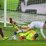 ... durch Kai Havertz in Führung. Hier sehen wir aber nicht den Treffer, sondern wie er im sumpfigen Fünfmeterraum von Fabian Bredlow gestoppt wird.