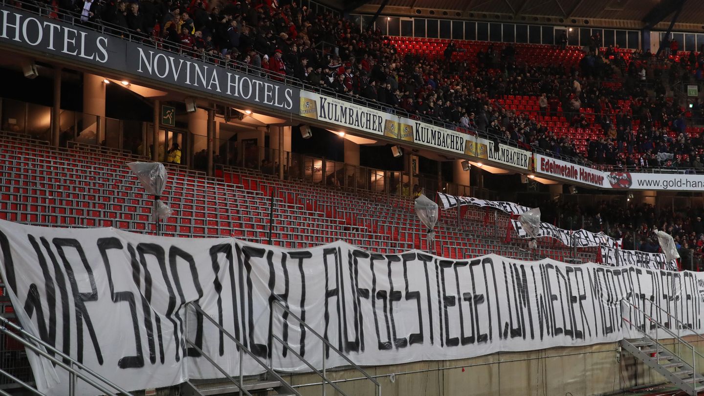 Die Nürnberger Ultras bleiben in der Halbzeit dem Spiel fern, die Kurve blieb leer. Wie in den anderen Stadien der Bundesliga an diesem Spieltag auch protestierten sie so gegen die Zerstückelung des Spieltages, Regen hin oder her.