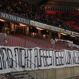 Die Nürnberger Ultras bleiben in der Halbzeit dem Spiel fern, die Kurve blieb leer. Wie in den anderen Stadien der Bundesliga an diesem Spieltag auch protestierten sie so gegen die Zerstückelung des Spieltages, Regen hin oder her.