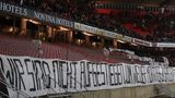 Die Nürnberger Ultras bleiben in der Halbzeit dem Spiel fern, die Kurve blieb leer. Wie in den anderen Stadien der Bundesliga an diesem Spieltag auch protestierten sie so gegen die Zerstückelung des Spieltages, Regen hin oder her.