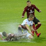 Lars Bender (m.) haut sich voll rein gegen die Nürnberger Leibold (l.) und Hanno Behrens (r.):  Bei den Wasserspielen von Nürnberg war Leverkusen die bessere Mannschaft, verpasste aber den Siegtreffer gegen tapfer kämpfende Franken