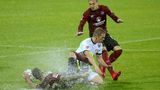 Lars Bender (m.) haut sich voll rein gegen die Nürnberger Leibold (l.) und Hanno Behrens (r.):  Bei den Wasserspielen von Nürnberg war Leverkusen die bessere Mannschaft, verpasste aber den Siegtreffer gegen tapfer kämpfende Franken
