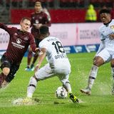 Wasser, wohin das Auge blickt: Nürnbergs Federico Palacios (l.) versucht den Sprint durch die Leverkusener Wendell (m.) und Leon Bailey (r.) hindurch