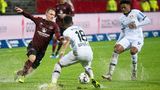 Wasser, wohin das Auge blickt: Nürnbergs Federico Palacios (l.) versucht den Sprint durch die Leverkusener Wendell (m.) und Leon Bailey (r.) hindurch