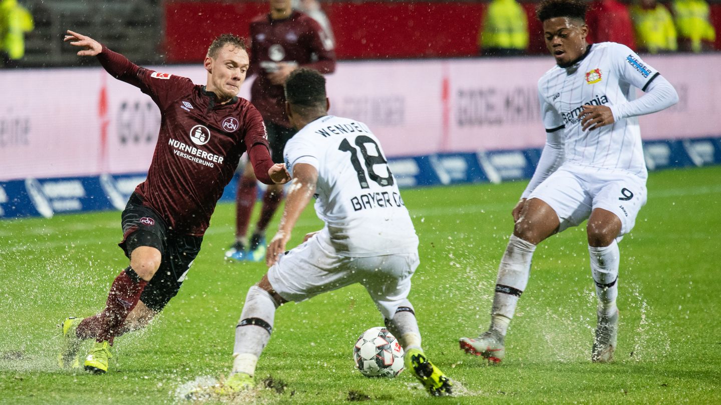 Wasser, wohin das Auge blickt: Nürnbergs Federico Palacios (l.) versucht den Sprint durch die Leverkusener Wendell (m.) und Leon Bailey (r.) hindurch