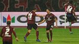 Nach einer unglücklichen Abwehraktion der Gäste landete der Ball beim vorgerückten Margreitter (2.v.r.), dessen von Dominik Kohr abgefälschter Schuss unhaltbar ins Tor ging. "Ich hätte es nicht angepfiffen", sagte Leverkusens Geschäftsführer Rudi Völler im Anschluss bei Eurosport. "Ich finde, es waren einfach zu viele Stellen auf dem Platz, wo der Ball liegen geblieben ist."