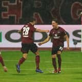 Nach einer unglücklichen Abwehraktion der Gäste landete der Ball beim vorgerückten Margreitter (2.v.r.), dessen von Dominik Kohr abgefälschter Schuss unhaltbar ins Tor ging. "Ich hätte es nicht angepfiffen", sagte Leverkusens Geschäftsführer Rudi Völler im Anschluss bei Eurosport. "Ich finde, es waren einfach zu viele Stellen auf dem Platz, wo der Ball liegen geblieben ist."