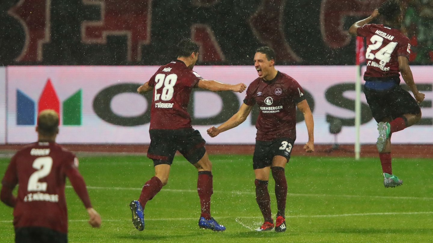 Montagsspiel in der Bundesliga: Nach einer unglücklichen Abwehraktion der Gäste landete der Ball beim vorgerückten Margreitter (2.v.r.), dessen von Dominik Kohr abgefälschter Schuss unhaltbar ins Tor ging. "Ich hätte es nicht angepfiffen", sagte Leverkusens Geschäftsführer Rudi Völler im Anschluss bei Eurosport. "Ich finde, es waren einfach zu viele Stellen auf dem Platz, wo der Ball liegen geblieben ist." Nach einer unglücklichen Abwehraktion der Gäste landete der Ball beim vorgerückten Margreitter (2.v.r.), dessen von Dominik Kohr abgefälschter Schuss unhaltbar ins Tor ging. "Ich hätte es nicht angepfiffen", sagte Leverkusens Geschäftsführer Rudi Völler im Anschluss bei Eurosport. "Ich finde, es waren einfach zu viele Stellen auf dem Platz, wo der Ball liegen geblieben ist."