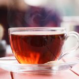 1. Tee wirkt anregend  Eine Alternative zu Kaffee kann schwarzer oder grüner Tee sein. Er enthält ebenfalls Koffein, das anregend wirkt und aus einem akuten Leistungstief hilft. Eine ähnliche Wirkung wird übrigens auch Mate-Tee zugesprochen. Das Getränk wird aus den getrockneten Blättern des Mate-Tees zubereitet und ist vor allem in Südamerika beliebt.