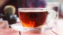 1. Tee wirkt anregend  Eine Alternative zu Kaffee kann schwarzer oder grüner Tee sein. Er enthält ebenfalls Koffein, das anregend wirkt und aus einem akuten Leistungstief hilft. Eine ähnliche Wirkung wird übrigens auch Mate-Tee zugesprochen. Das Getränk wird aus den getrockneten Blättern des Mate-Tees zubereitet und ist vor allem in Südamerika beliebt.