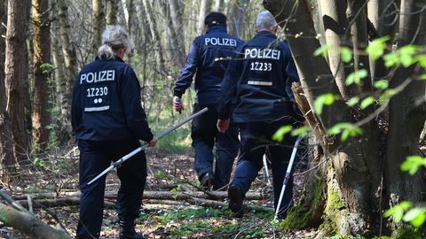 Brandenburg, Brieselang: Polizeibeamte suchen in einem Waldgebiet bei Brieselang nach Spuren der vermissten Georgine Krüger