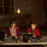 Die Glühbirne – Elektrizität   Die Elektrizität entdeckte die Menschheit schon relativ früh. Die alten Ägypter und die Griechen kannten das Phänomen. Benjamin Franklin verbesserte unser Verständnis von Elektrizität im 18 Jahrhundert wesentlich. Den Beginn der massenhafte Nutzung der Elektrizität markiert die Glühbirne. Deren Erfindung 1879 wird Thomas Edison zugeschrieben. Der leuchtende Glasball war der erste Vorbote einer unendlichen Reihe von Erfindungen, die das moderne Leben maßgeblich prägen.